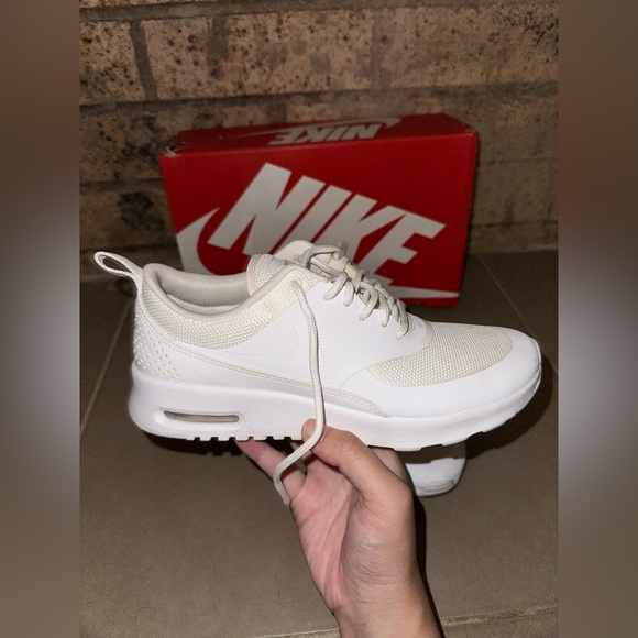 Women’s Nike Air Max Theas - Picture 1 of 3